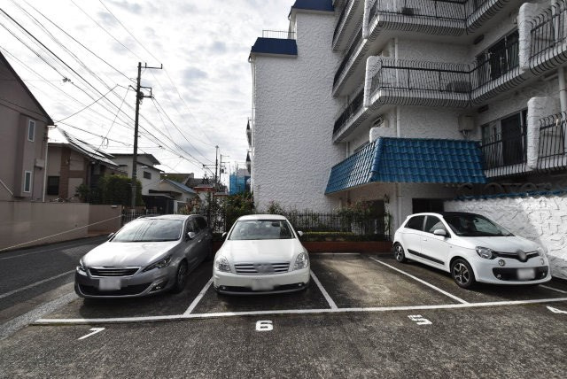 【駐車場】 | 秀和大岡山レジデンス | マンションの駐車場スペース。空きの有無や駐車料金、サイズ規定などについては、改めてお問い合わせください。～即日のご見学可能～　お問合せはお気軽にどうぞ。