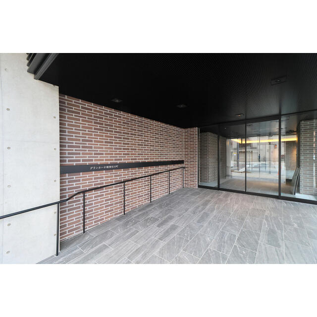 横浜市中区長者町１丁目の賃貸マンションのエントランス