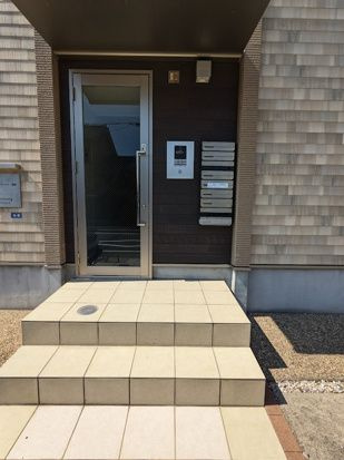 ハーモニーテラス三番町のエントランス