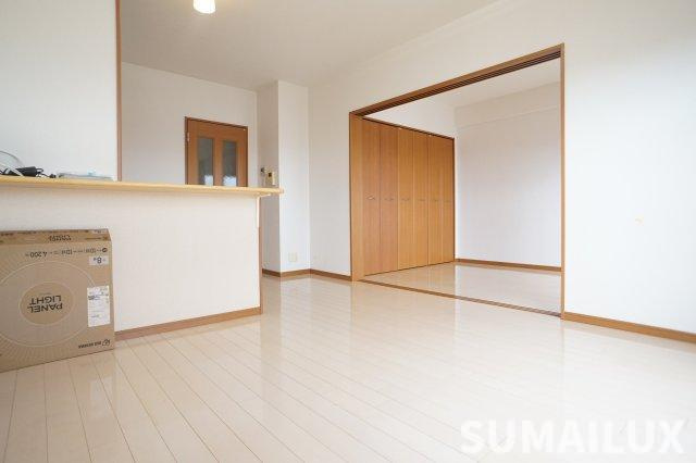 熊本市南区近見１丁目の賃貸マンションの居間・リビング