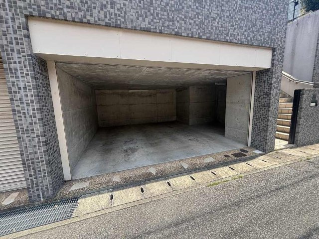 塩屋北町3丁目戸建の駐車場|並列2台分（電動シャッター付）