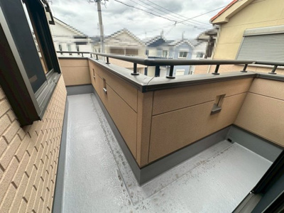 【バルコニー】 | 鳳西町２丁　中古戸建 | 引き回しのバルコニー南西向きで明るいです。