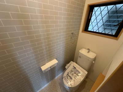 【トイレ】 | 鳳西町２丁　中古戸建 | トイレはうれしい2か所ありとても便利です。センスあふれるアクセントウォールにリフォーム済み！窓付で換気もよく清潔に保てます。