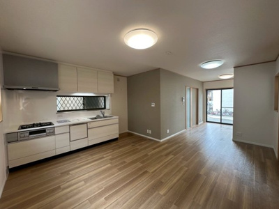 【居間・リビング】 | 鳳西町２丁　中古戸建 | 広々17帖のリビングダイニングです。フローリング、クロス新調♪アクセントウォールがとってもおしゃれでモダンです。