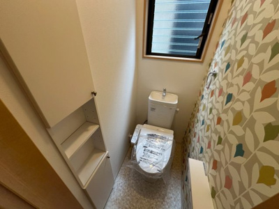 【トイレ】 | 鳳西町２丁　中古戸建 | おしゃれなアクセントウォールが明るいトイレは温水洗浄便座を新調しています。リフォーム済、窓付きの気持ちのいいトイレです。