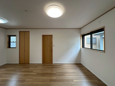 【洋室】 | 鳳西町２丁　中古戸建 | 収納も備わったリビングはパントリーにも清掃用品入れにも使え室内をすっきり保てます。天井クロスフローリングもすべてリフォーム済みです。