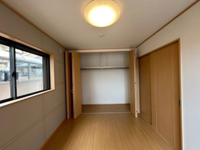 【内装】 | 鳳西町２丁　中古戸建 | 各居室はすべてのお部屋に収納クローゼットが完備！約6帖以上のお部屋は家具の配置も楽々です。