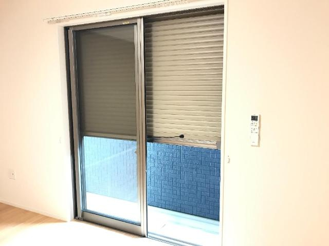 グレイシャスの内装|窓シャッター
