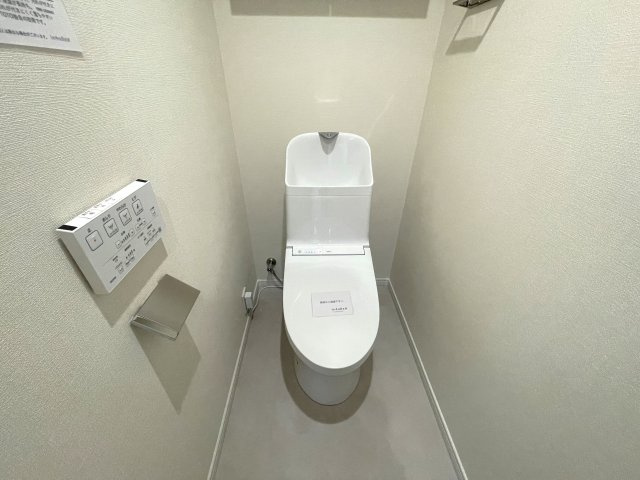 東峰マンション竹下のトイレ|シンプルで美しく、使い勝手にも優れたトイレ設計です。