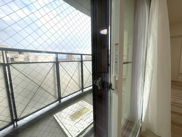 東峰マンション竹下のバルコニー|南向きの大型バルコニーは陽当り良好で、たっぷりのお洗濯物もよく乾きます！