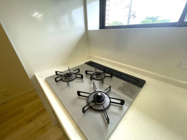 東峰マンション竹下のキッチン|三口コンロなので同時に効率よく家事ができます☆