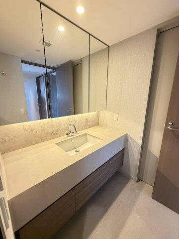 グランドメゾン福岡The Central Luxeの独立洗面台|ご家族並んで朝の準備もスムーズにできるワイドなつくりの洗面台♪
