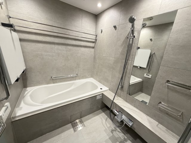 グランドメゾン福岡The Central Luxeの浴室|お子様と一緒に浸かれる広いバスタブで、バスタイムをさらに楽しく♪