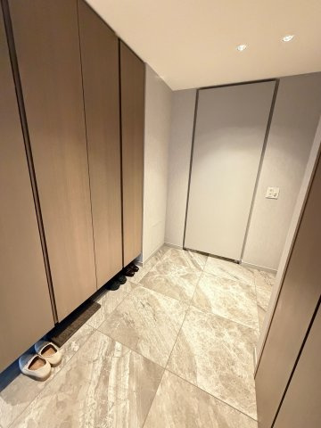グランドメゾン福岡The Central Luxeの玄関|帰宅するたびに心地よさを感じられる、ゆとりある玄関スペース☆