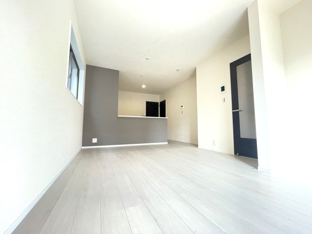南区長住戸建ての居間・リビング|家具を配置しやすいリビング。
リビングは1番長く居るお部屋だから、使いやすいことが何より大切☆
