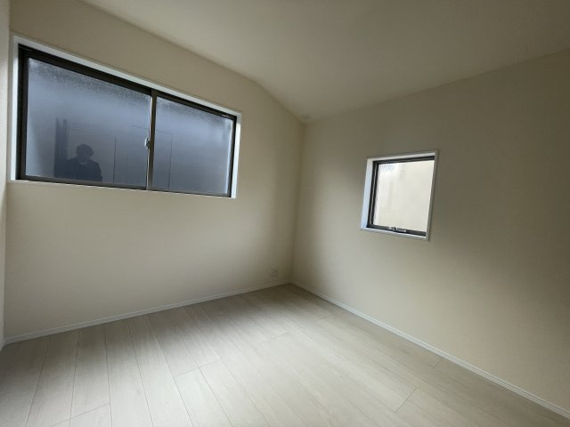 南区長住戸建ての洋室|小窓がおしゃれですね♪換気ができて臭いや湿気がこもりにくいので快適ですよ♪