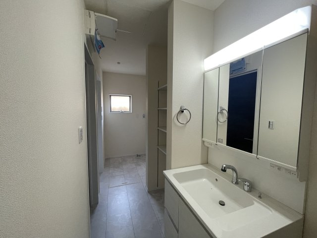 城南区七隈戸建ての独立洗面台|個人的に、リフォームするならこだわりたいランキング第1位！！洗面です。収納豊富な3面鏡は朝の強い味方