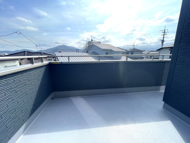 城南区七隈戸建てのバルコニー|幅が広くクリーンな印象のバルコニー☆
大きなバルコニーは柔らかい風を運んできます…♪
洗濯物もたくさ