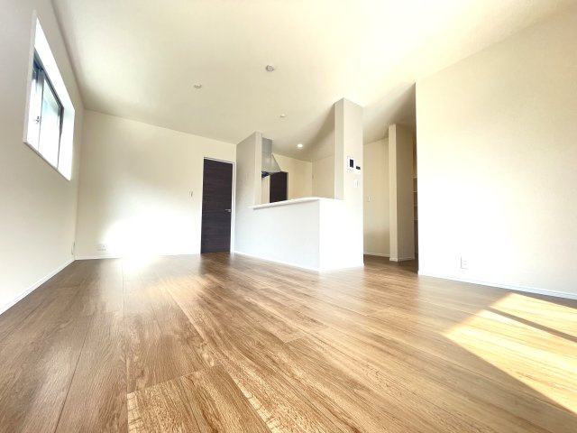 城南区七隈戸建ての居間・リビング|家具を配置しやすいリビング。
リビングは1番長く居るお部屋だから、使いやすいことが何より大切☆
