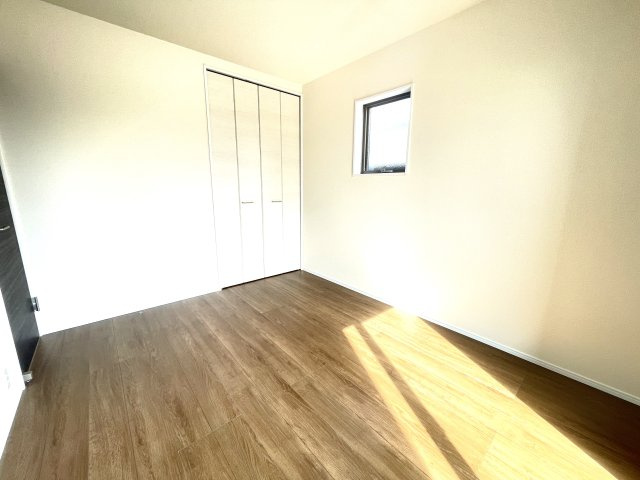 城南区七隈戸建ての洋室|全居室収納付き♪
「収納の余裕は心の余裕」というお家探しの格言もあるんですよ！
