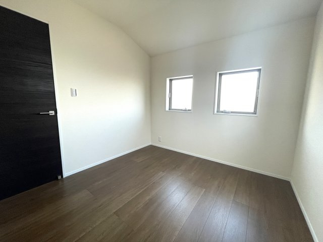 城南区七隈戸建ての洋室|南向きなので陽当たりよく居心地の良いお部屋になりそうです☆
