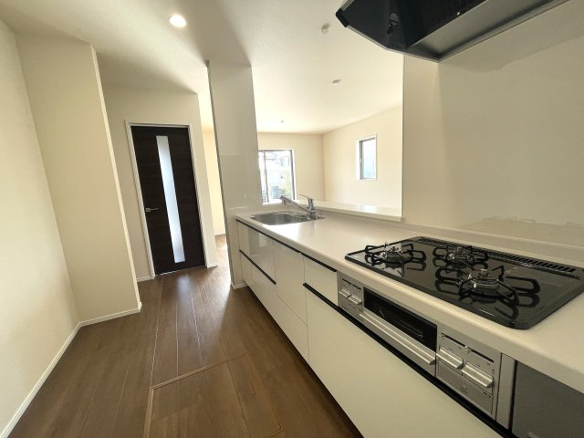 城南区七隈戸建てのキッチン|キッチンはしっかりと幅があり、作業も効率よく行えますよ♪