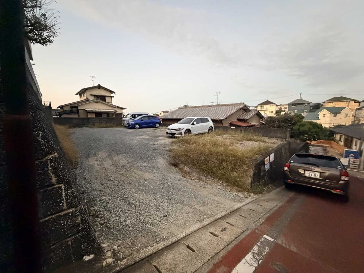 南区柏原1丁目 土地の前面道路含む現地写真|現状の間口は３．３ｍ程度、造成でまだ広げられます。