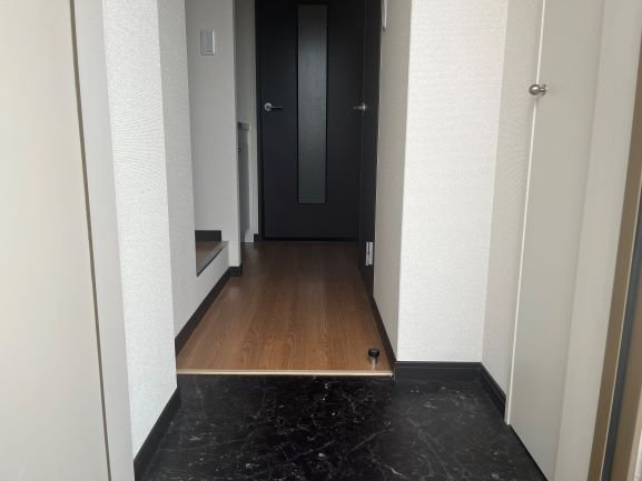 レオパレスコントワール御影石町の玄関