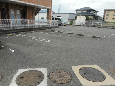 【駐車場】 | ヴィーダフェリスⅤ | 駐車場に車を止められます