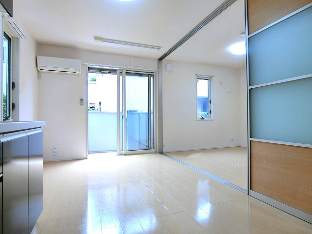 カルモタウンCの居間・リビング|写真は同建物の別部屋を参考に掲載しております。