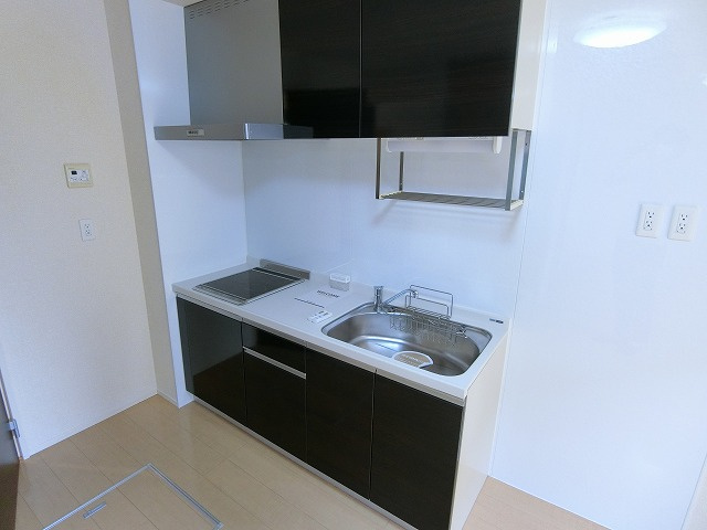 カルモタウンCのキッチン|写真は同建物の別部屋を参考に掲載しております。