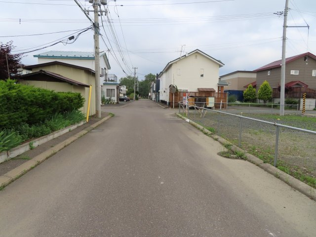 北見市とん田東町541番61　売地の前面道路含む現地写真