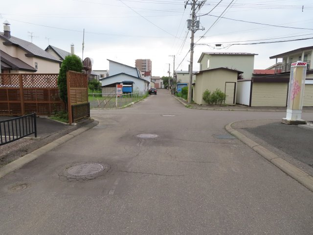北見市とん田東町541番61　売地の前面道路含む現地写真