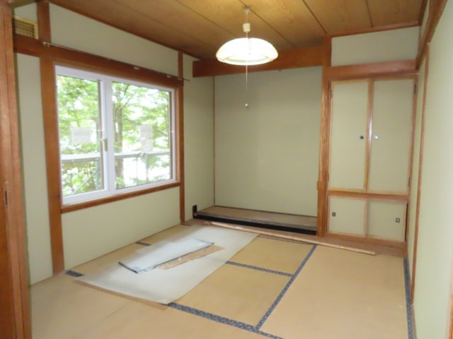 北見市三楽町２２７番地２　中古売家外土地２筆の和室|【リフォーム中】1階4.5帖和室です。畳表替えし、壁天井のクロス張替を行います。。