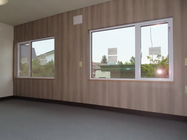 北見市三楽町２２７番地２　中古売家外土地２筆の洋室|【リフォーム中】2階9帖洋室写真です。こちらの部屋は床を新しくフロア上張りして壁天井のクロスも貼替を