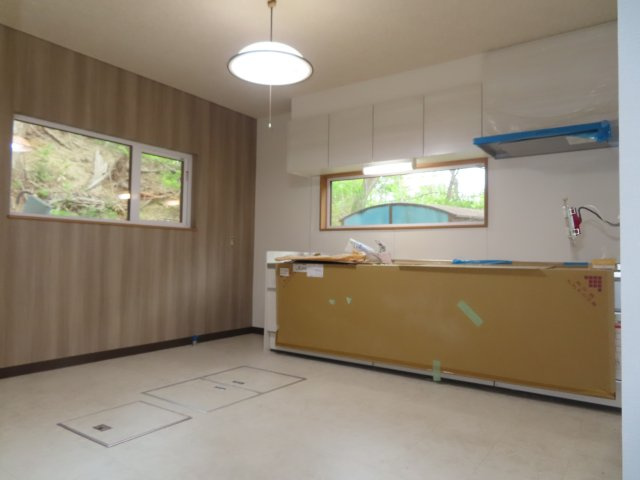 北見市三楽町２２７番地２　中古売家外土地２筆のキッチン|【リフォーム中】キッチン別アングルです。床はクッションフロアを上張りし壁、天井もクロスの貼替を行いま