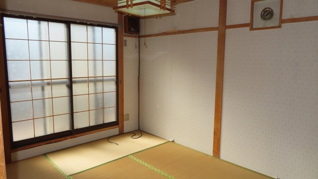 北見市緑町６丁目２番１号　中古売家の和室|【リフォーム前】2階和室：畳の表替え、壁クロスの貼り替えを行います。
