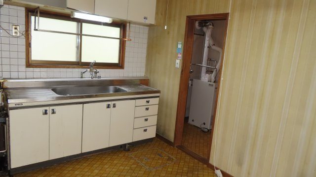 北見市緑町６丁目２番１号　中古売家のキッチン|【リフォーム前】タカラスタンダードのシステムキッチンに交換します。