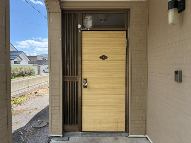 北見市緑町６丁目２番１号　中古売家の玄関|【リフォーム前】YKKの断熱ドアに交換します。