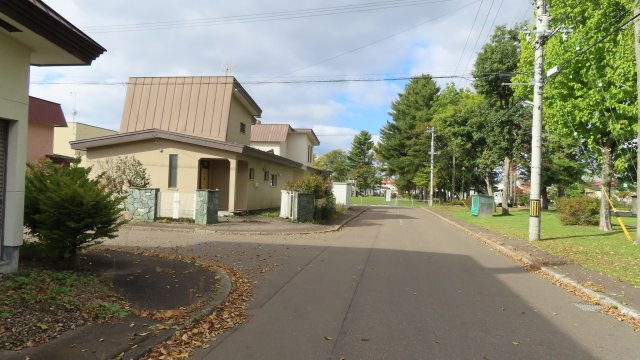 北見市緑町６丁目２番１号　中古売家の前面道路含む現地写真