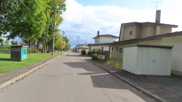 北見市緑町６丁目２番１号　中古売家の前面道路含む現地写真