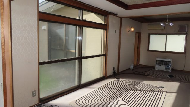 北見市緑町６丁目２番１号　中古売家の居間・リビング|【リフォーム前】リビングは天井、壁クロス張替え、床はフロア材を上貼りします。