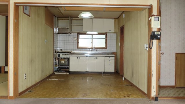 北見市緑町６丁目２番１号　中古売家のキッチン|【リフォーム前】キッチンは天井、壁クロス貼り替え、床はフロア材を上貼りします。