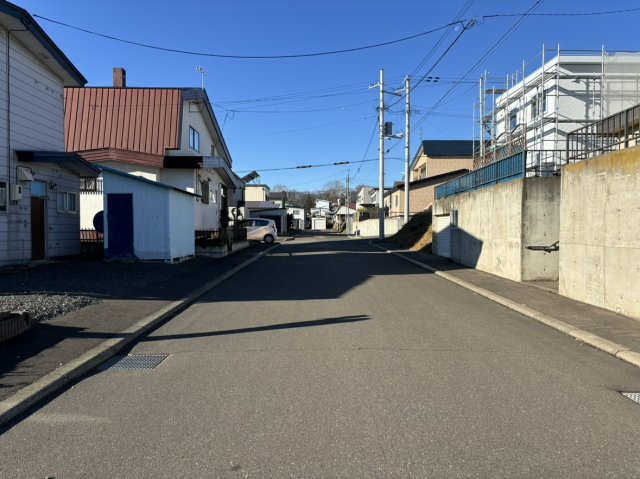 売土地　美山町南７丁目の前面道路含む現地写真