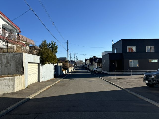 売土地　美山町南７丁目の前面道路含む現地写真