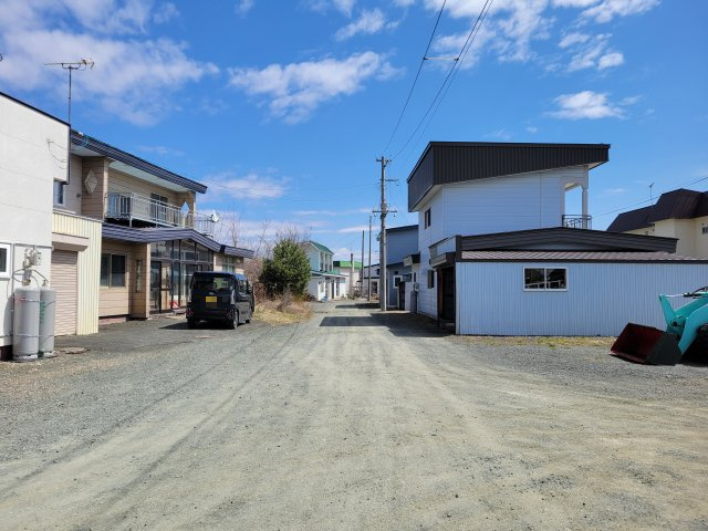売土地　朝日町の前面道路含む現地写真