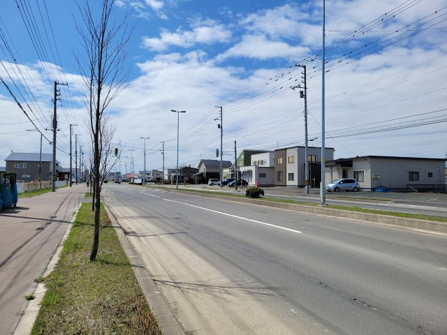 売土地　朝日町の前面道路含む現地写真