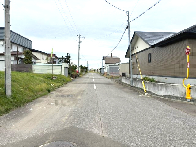 売土地　上ところの前面道路含む現地写真