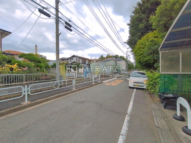 【前面道路含む現地写真】 | お車の運転に自信のない方でも安心かなと思います。とても解放感があり、日当たりも気持ちよさそうです。