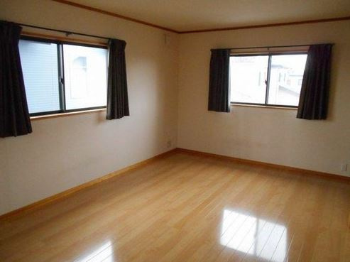 【中古】川越市下広谷中古住宅の洋室|2F 12帖の主寝室です
